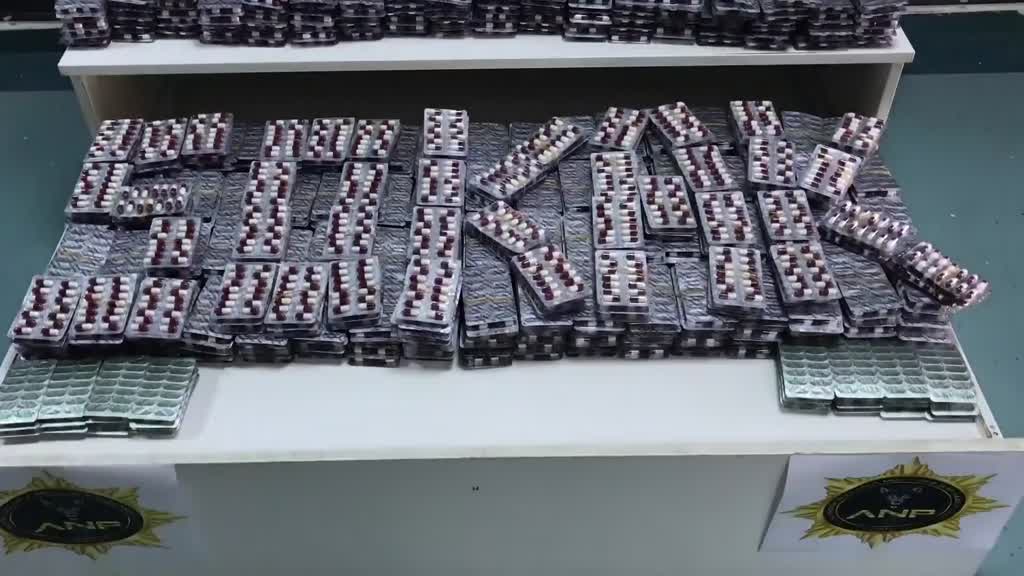 Kargoyla Konya'ya gönderilmek istenen 59 bin 287 sentetik uyuşturucu hap yakaladı.