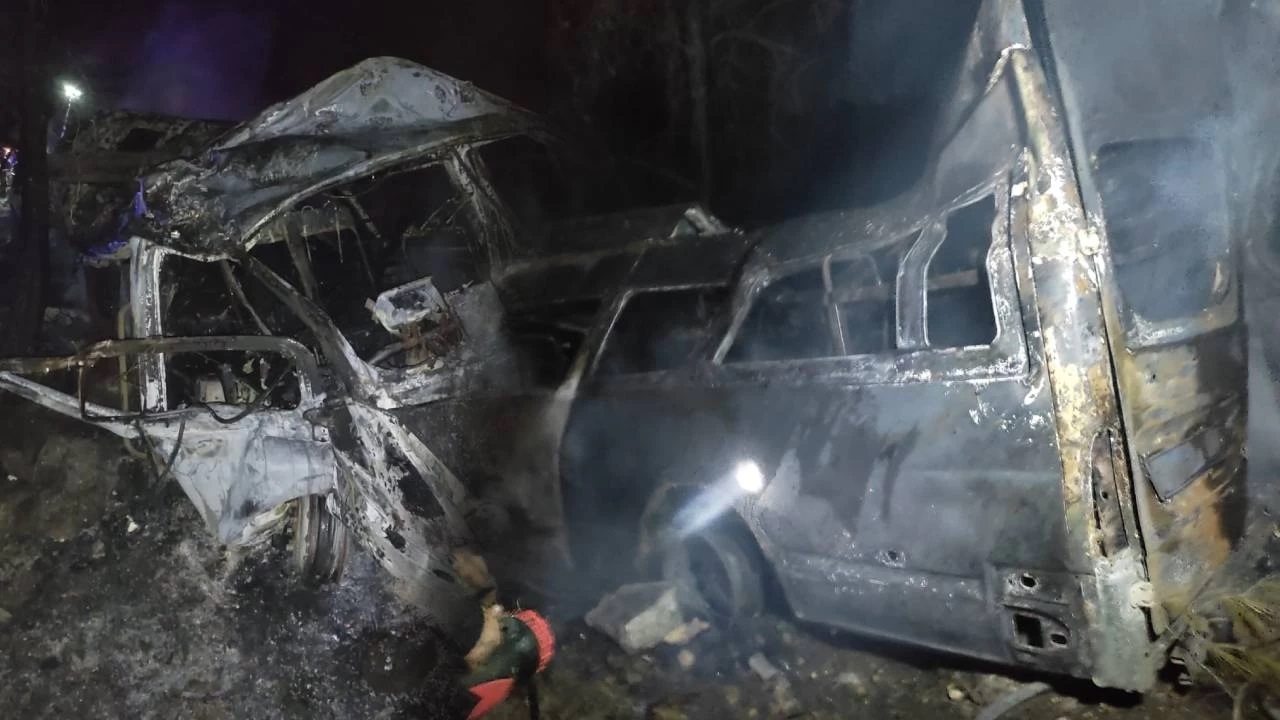 ADANA - Uçuruma devrilip yanan minibüsteki 3 kişi öldü, 18 kişi yaralandı