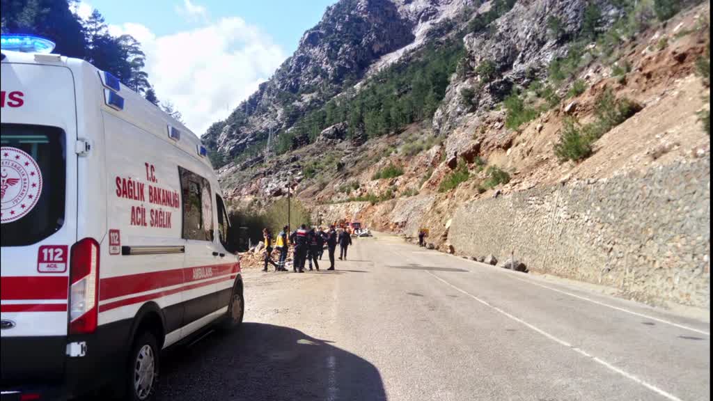 ADANA - Üzerine kaya devrilen otomobildeki 4 öğretmen hayatını kaybetti