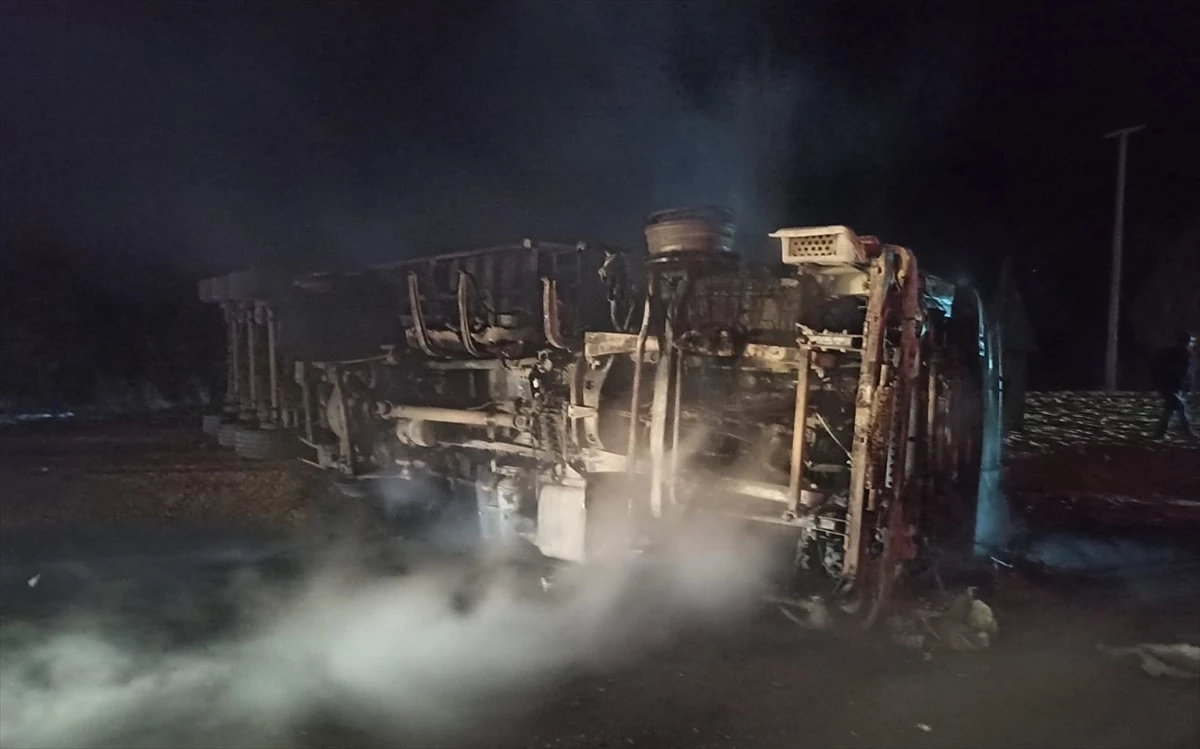Afyon -Konya yolunda devrilen  tırın sürücüsü hayatını kaybetti