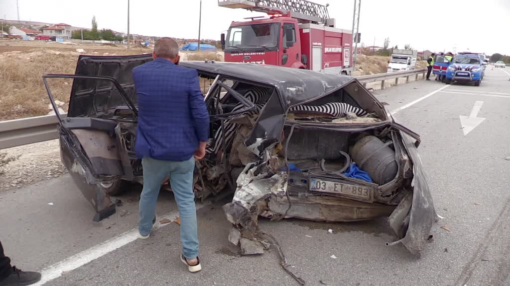 Afyon -Konya Yolunda İki otomobilin çarpıştığı kazada 1 kişi öldü, 4 kişi yaralandı