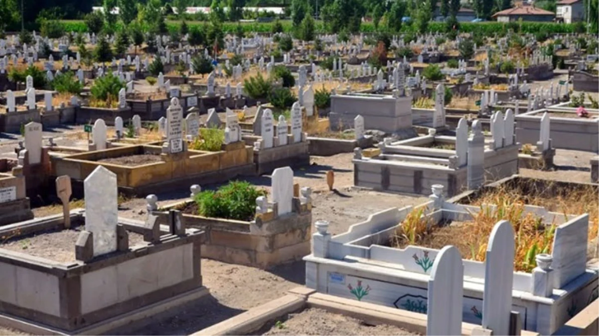 Afyonda; Mezarlıkta ot yakma cinayeti