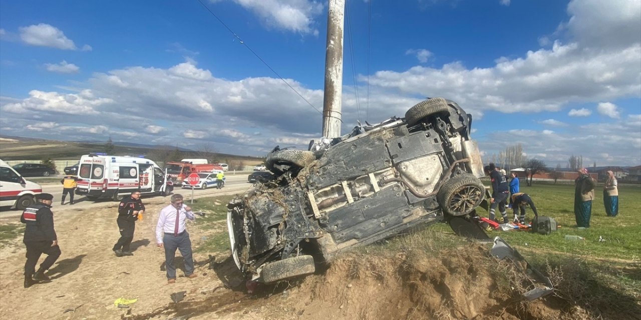 Afyonkarahisar da Elektrik direğine çarpan otomobildeki 1 kişi öldü, 3 kişi yaralandı