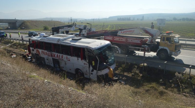 Afyonkarahisar'da yolcu otobüsü devrildi, 1 kişi öldü, 38 kişi yaralandı