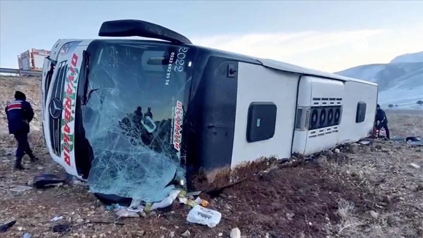 Afyonkarahisar'da yolcu otobüsü devrildi: 8 ölü, 34 yaralı