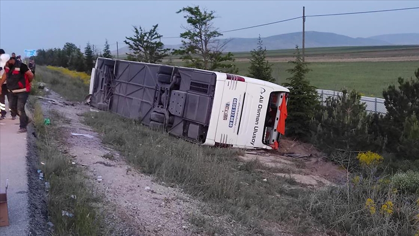 Afyonkarahisar'da yolcu otobüsünün devrilmesi sonucu 27 kişi yaralandı