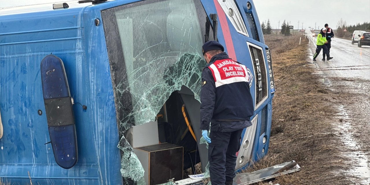 AFYONKARAHİSAR - Devrilen cezaevi aracındaki 14 kişi yaralandı