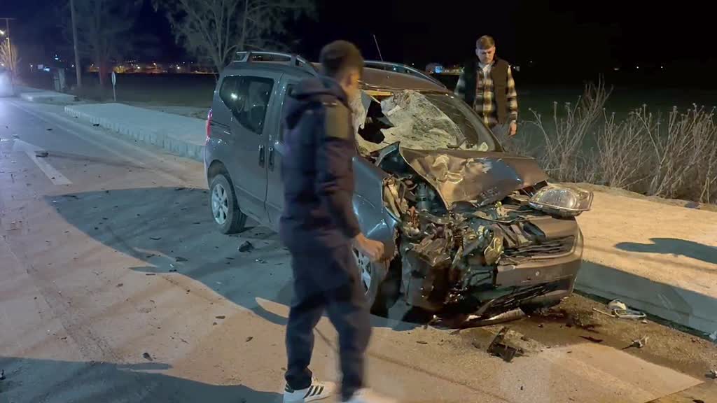 AFYONKARAHİSAR - Hafif ticari araçla çarpışan motosikletteki 2 kişi hayatını kaybetti