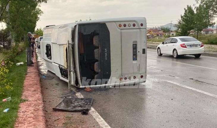 Afyonkarahisar-Konya yolunda askeri midibüs devrildi:10 yaralı