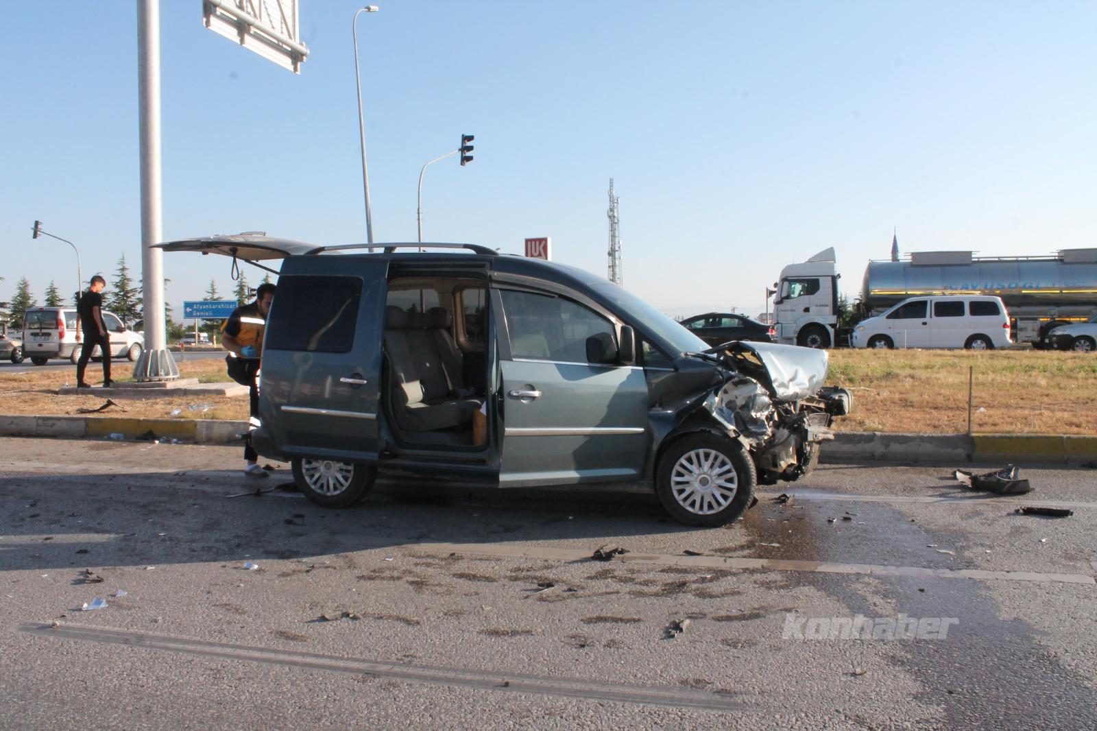 Afyonkarahisar-Konya yolunda kaza: 3'ü çocuk 10 kişi yaralandı