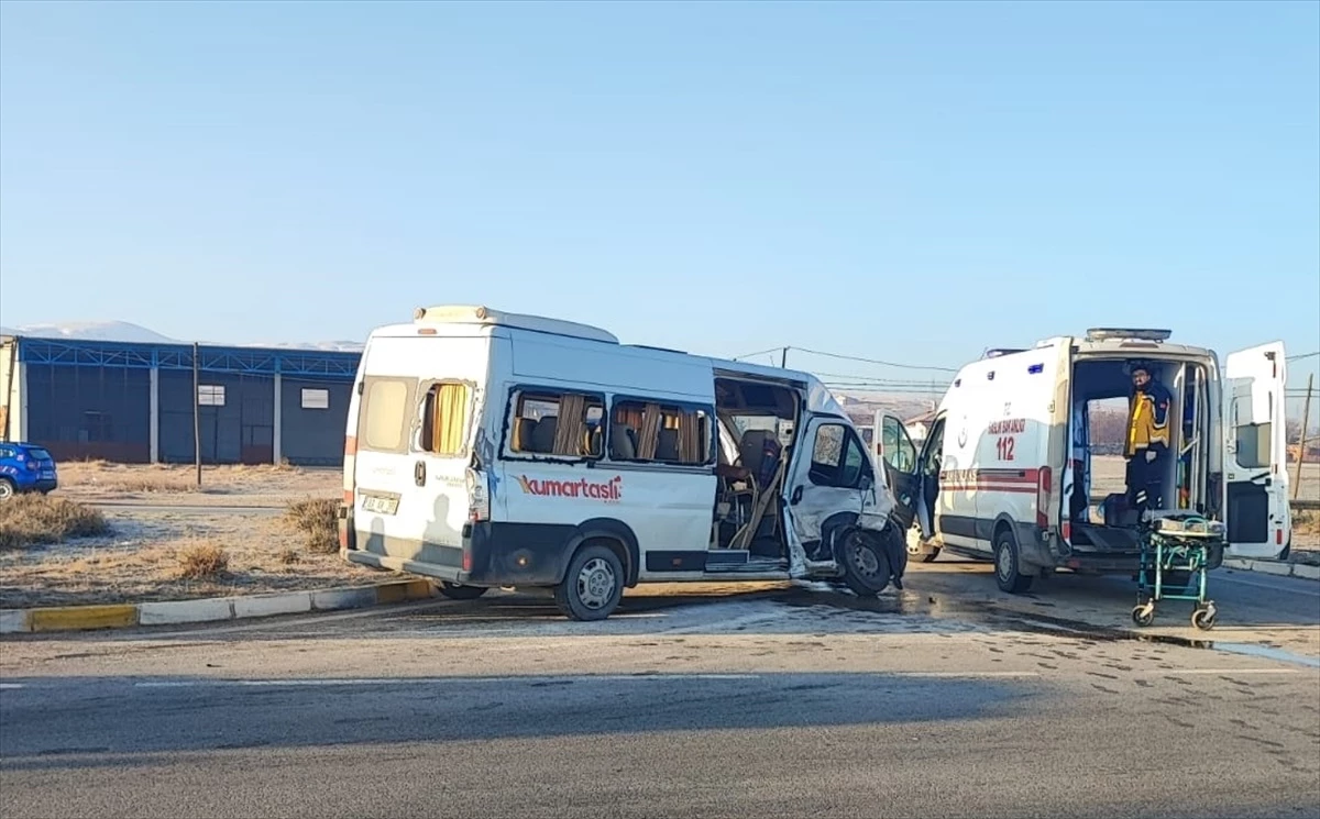 Afyonkarahisar Konya  yolunda minibüs ile kamyonet çarpıştı: 8 yaralı