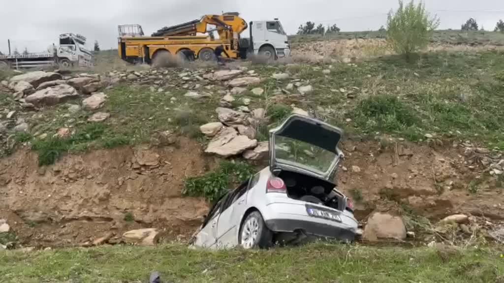 AFYONKARAHİSAR - Şarampole devrilen otomobilin sürücüsü öldü