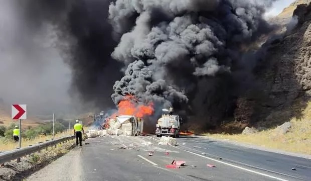 Ağrı'da yolcu otobüsü ile tanker çarpıştı: 7 ölü (Kaza yerinden ilk görüntüler)