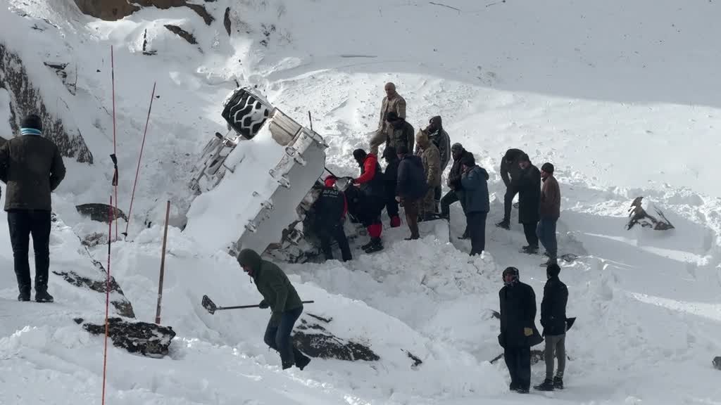 AĞRI - Yol açma çalışması yapan iş makinesi uçuruma yuvarlandı, 4 kişi öldü