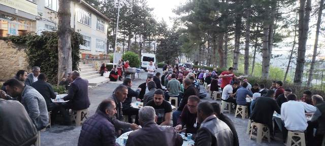 Ahırlı Atatürk Anadolu Lisesinde  Protokol Veliler  öğrenciler  iftarda   buluştu