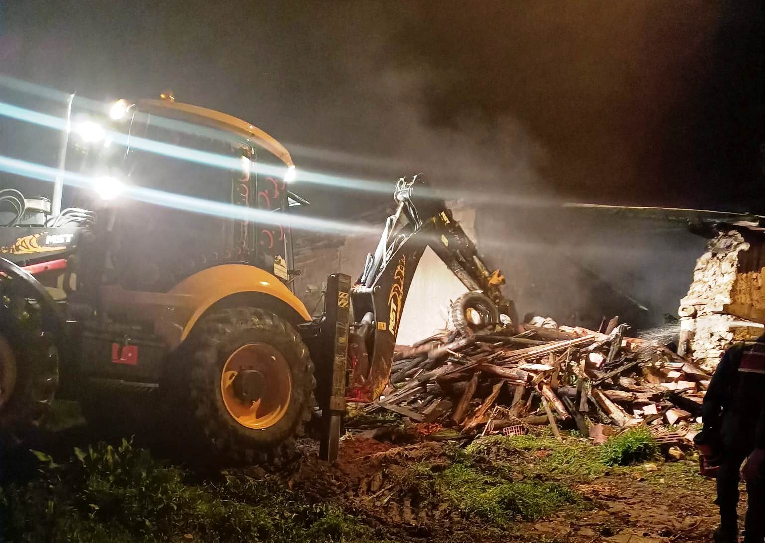 Ahırlı'da bir evde çıkan yangın korkuttu