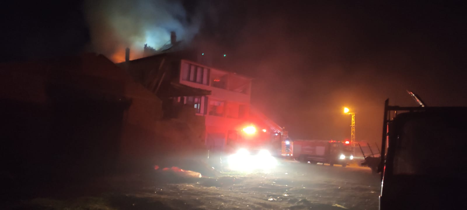 Ahırlı'da Üç katlı  evin çatısında  çıkan yangın korkuttu