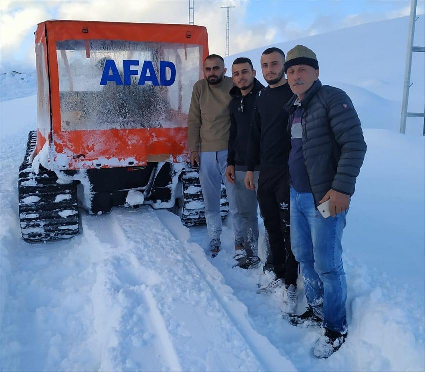 Ahırlı'da kar yağışı nedeniyle yaylada mahsur kalan 3 genç, AFAD ekiplerince kurtarıldı