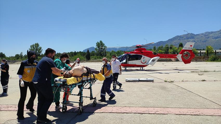Ahırlı'da  kurban keserken yaralanan kişi, hava ambulansıyla hastaneye sevk edildi