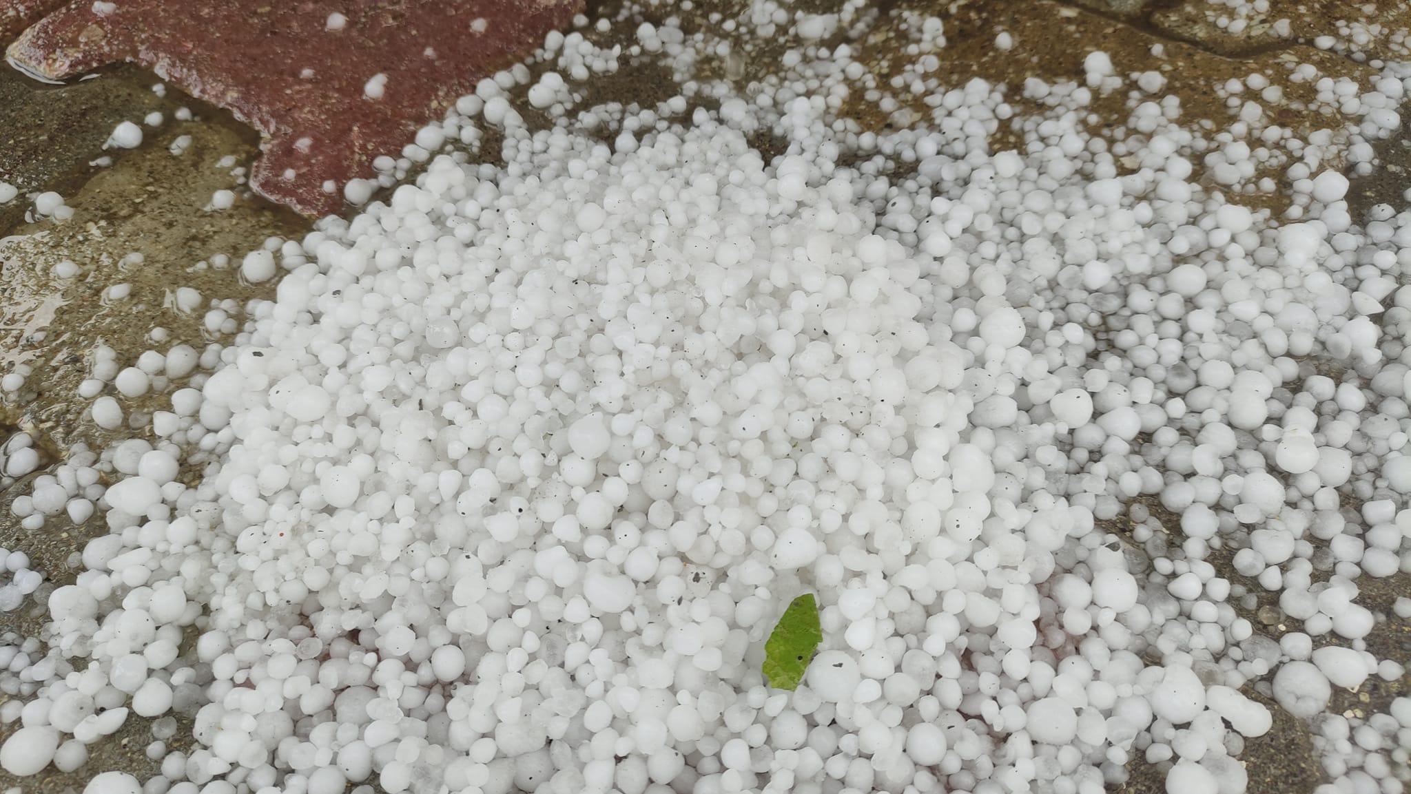 Ahırlı'yı sağanak ve dolu vurdu!