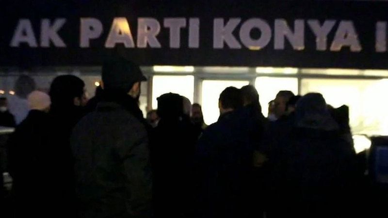 AK Parti Konya İl Başkanlığı önünde hareketli anlar! Silahlı şahıs yakalandı
