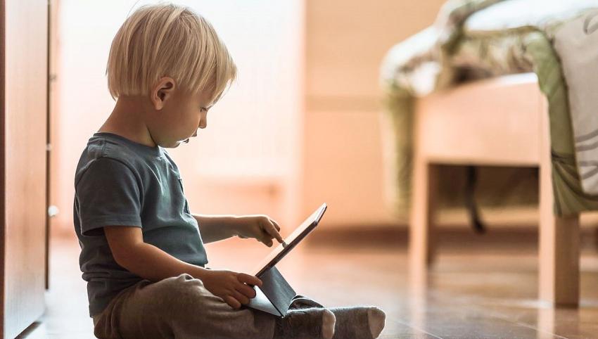 Akıllı telefon kullanım yaşı 3’e kadar düştü