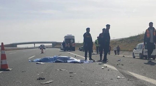 Aksaray'da aracın lastiğini değiştirirken otomobil çarpan 2 kişi öldü