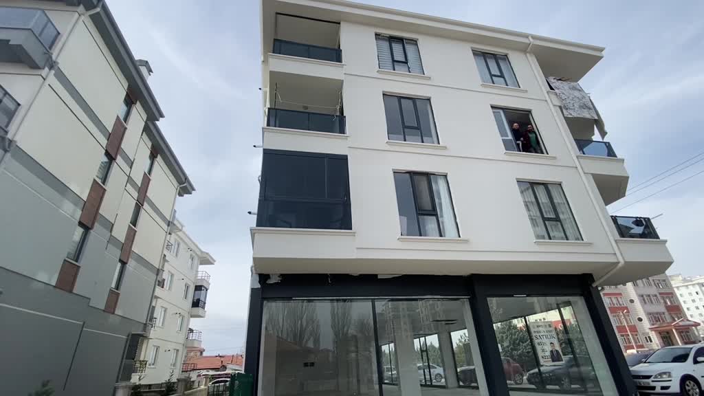 Aksaray'da cam balkon montajı yaparken düşen işçi öldü