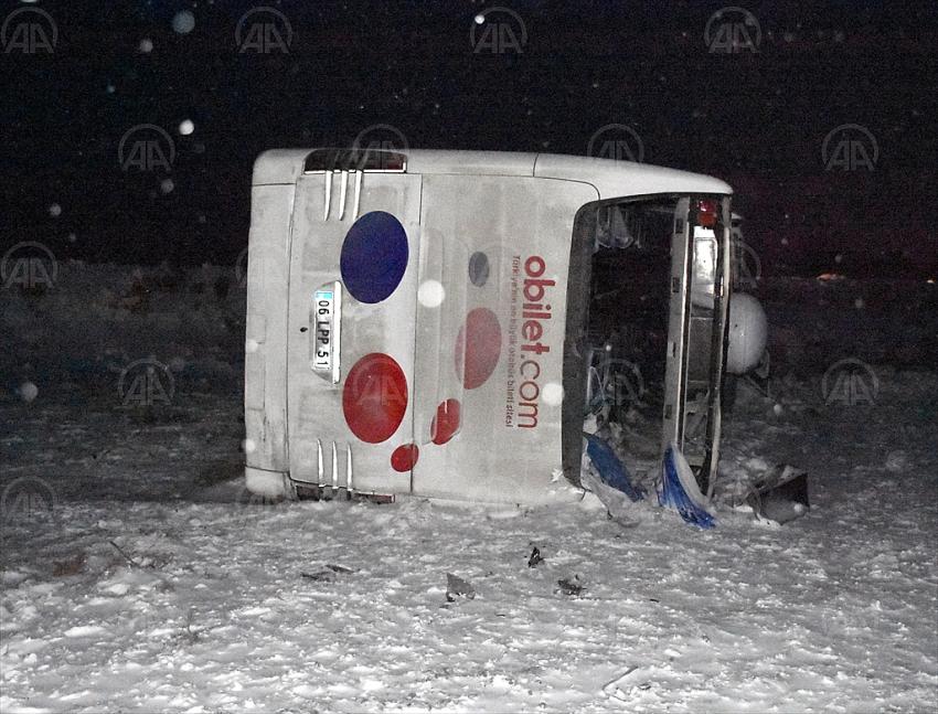 Aksaray'da devrilen yolcu otobüsünde 22 kişi yaralandı