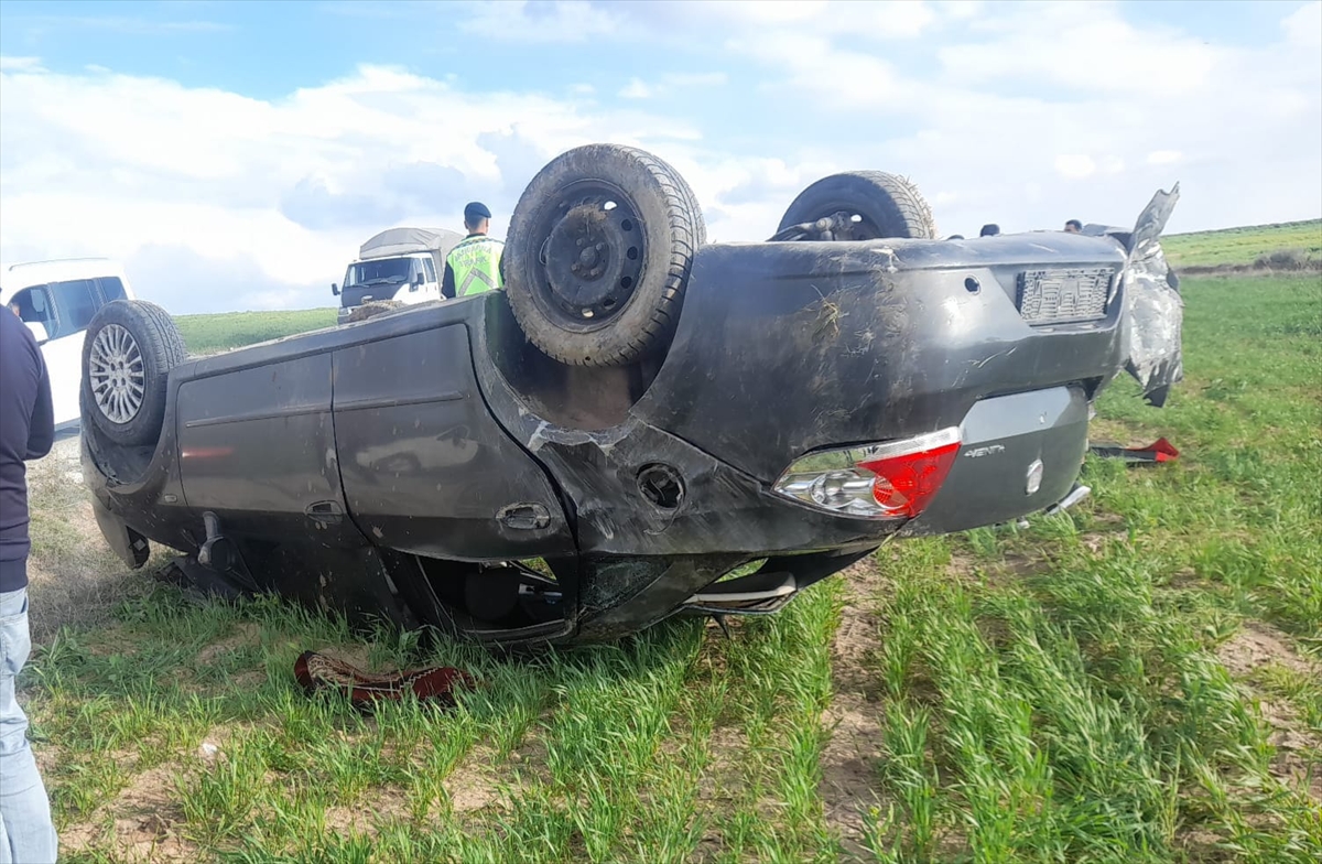 Aksaray'da ehliyetsiz sürücünün kullandığı otomobil tarlaya devrildi 5 çocuk yaralandı