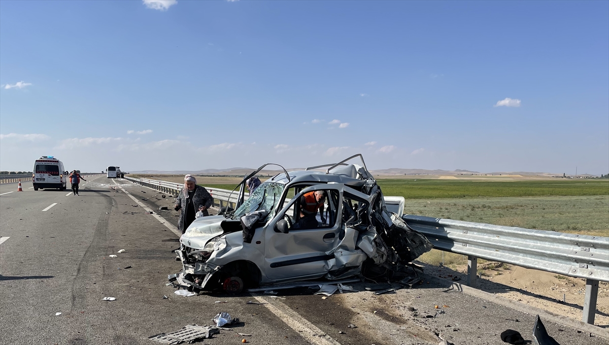 Aksaray'da Emniyet şeridinde bekleyen düğün konvoyundaki araçlara tır çarptı, 9 kişi yaralandı