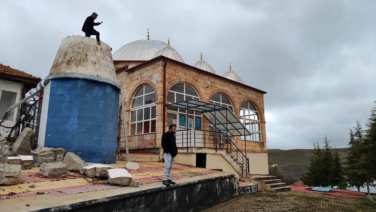 Aksaray'da fırtınada cami minaresinin yıkılması sonucu imam yaralandı