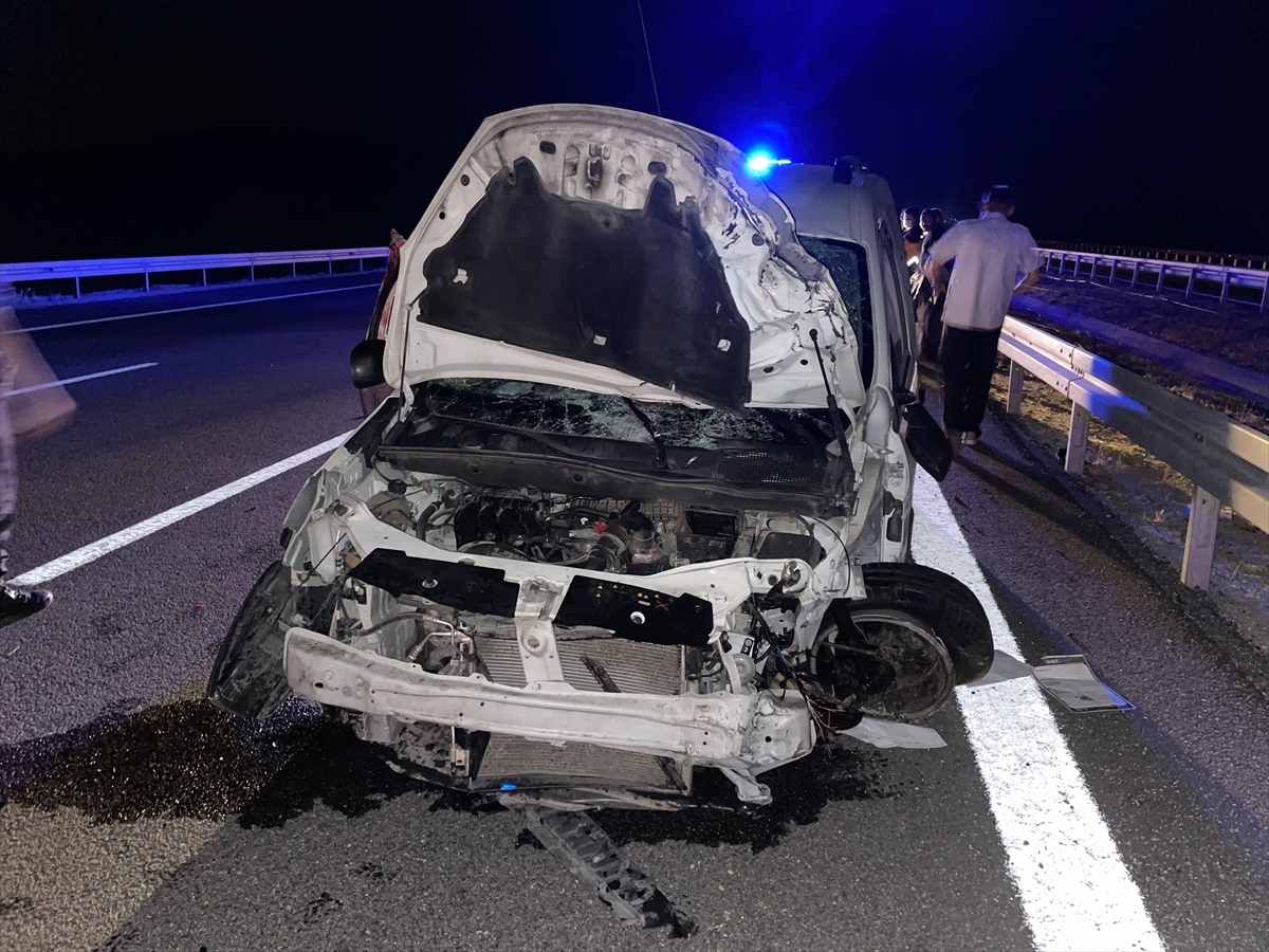 Aksaray'da hafif ticari araç bariyerlere çarptı, 1 kişi öldü, 1 kişi yaralandı