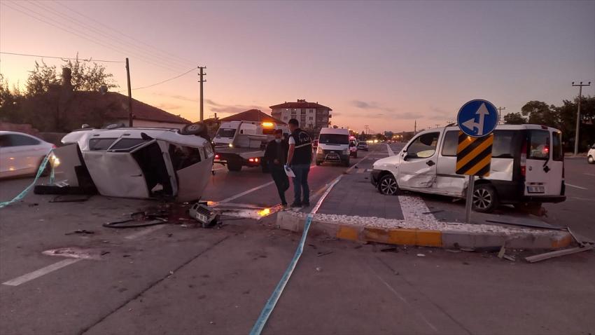 Aksaray'da hafif ticari araçla otomobil çarpıştı, 1 kişi öldü