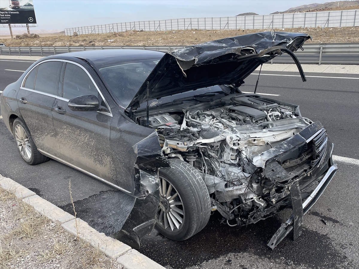 Aksaray'da iki otomobilin çarpıştığı kazada 1 kişi öldü, 3 kişi yaralandı