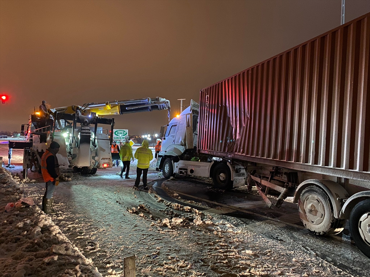 Aksaray'da iki yolcu otobüsü ile tır çarpıştı, 8 kişi yaralandı
