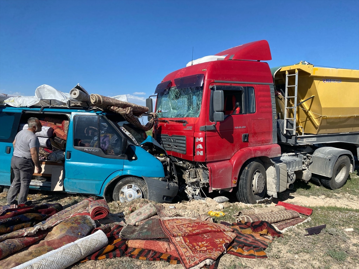 Aksaray'da kamyon ile halı yüklü minibüsün çarpışması sonucu 2 kişi yaralandı