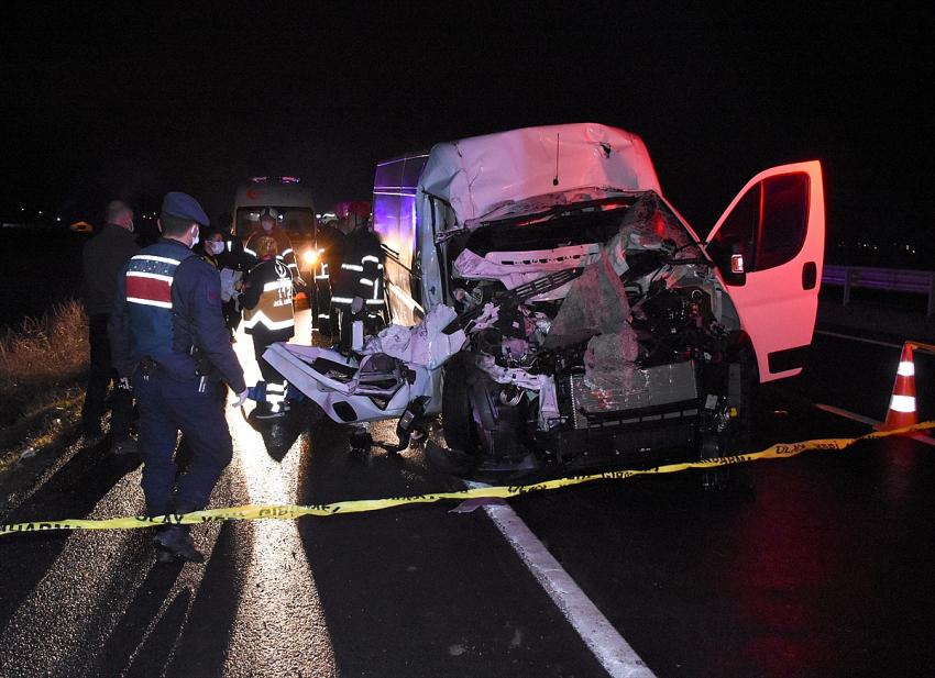  Aksaray'da kamyonet tıra arkadan çarptı: 1 ölü, 1 yaralı