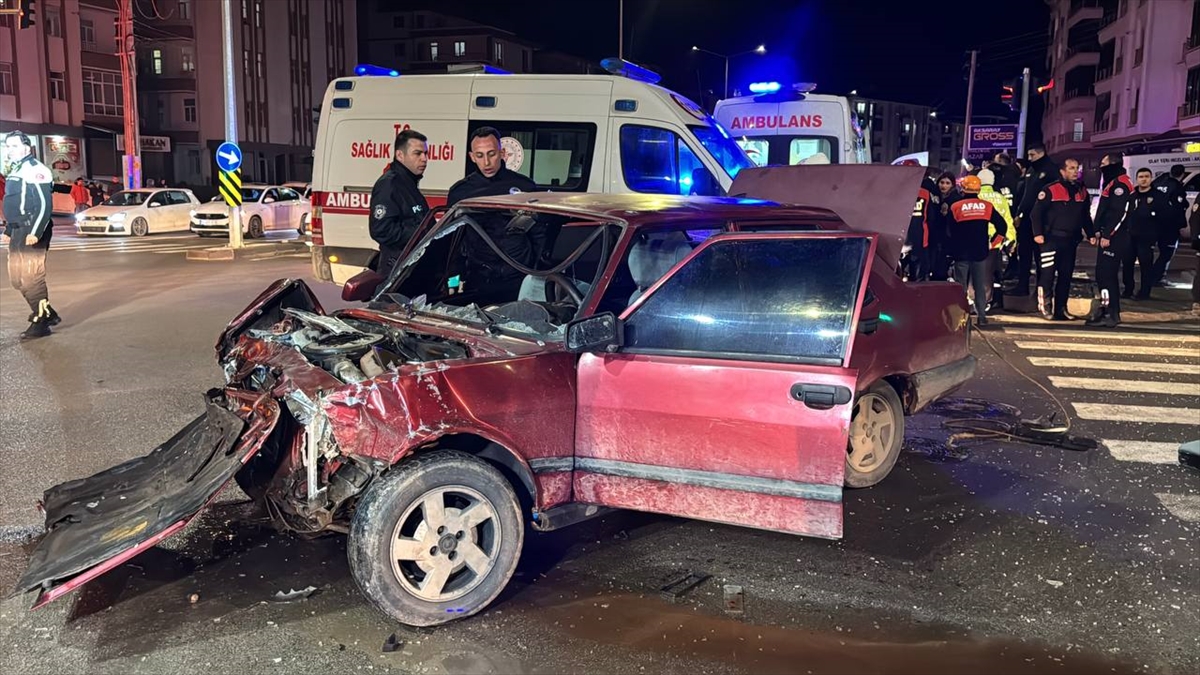 Aksaray'da otomobil ile hafif ticari aracın çarpıştığı kazada 4 kişi yaralandı