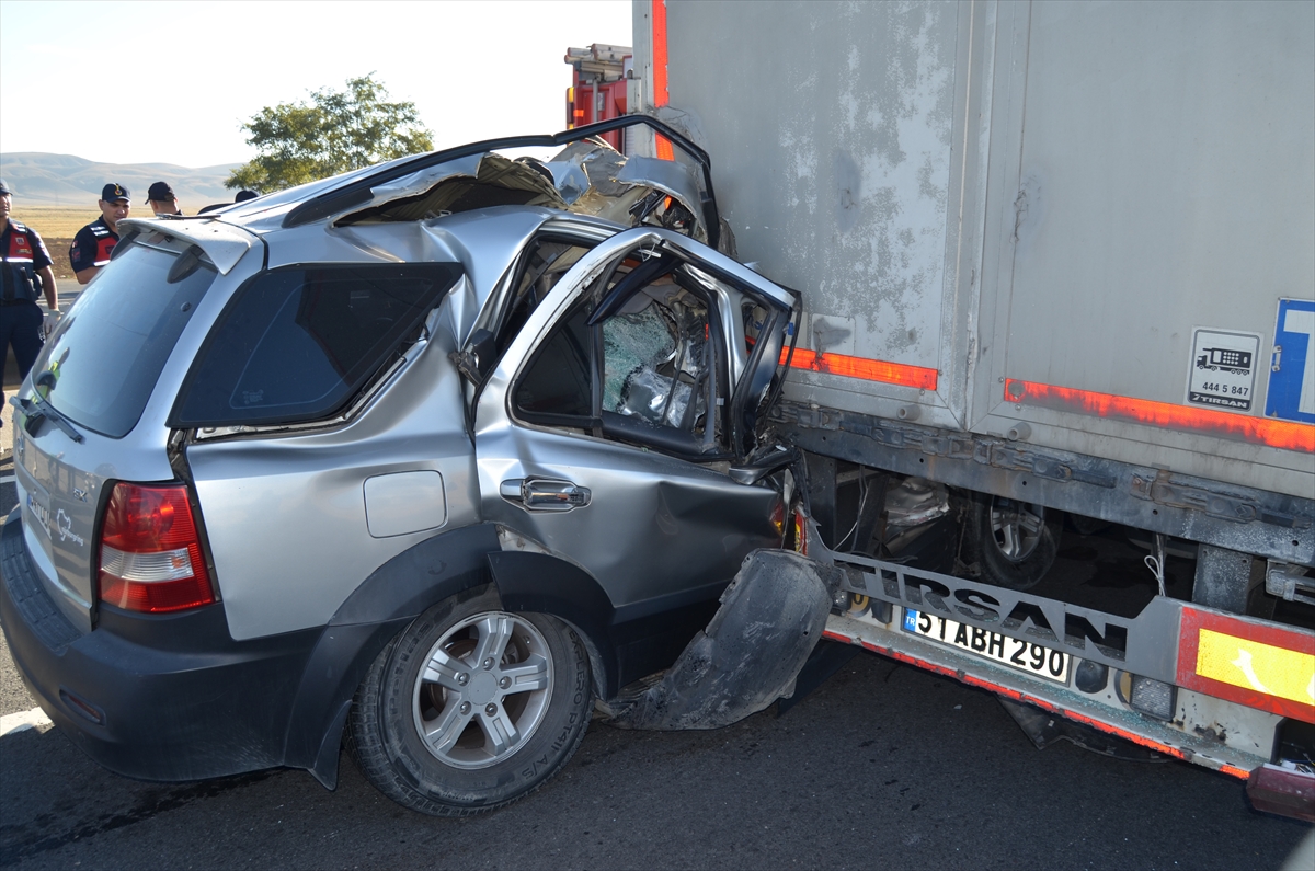 Aksaray'da otomobil ile tırın çarpıştığı kazada 1 kişi öldü, 2 kişi yaralandı