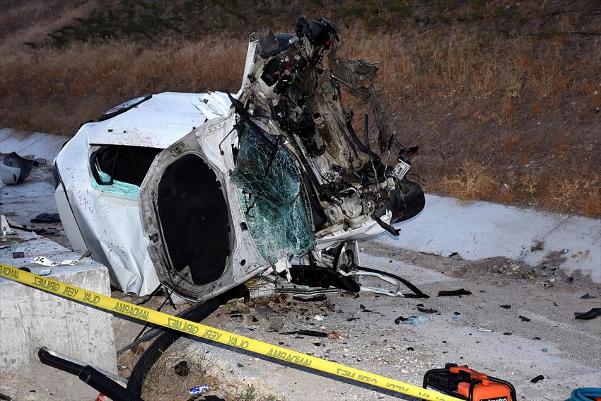 Aksaray'da otomobil şarampole devrildi: 2 ölü, 1 yaralı