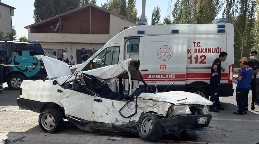 Aksaray'da otomobilin kamyona çarpması sonucu 2 kişi öldü