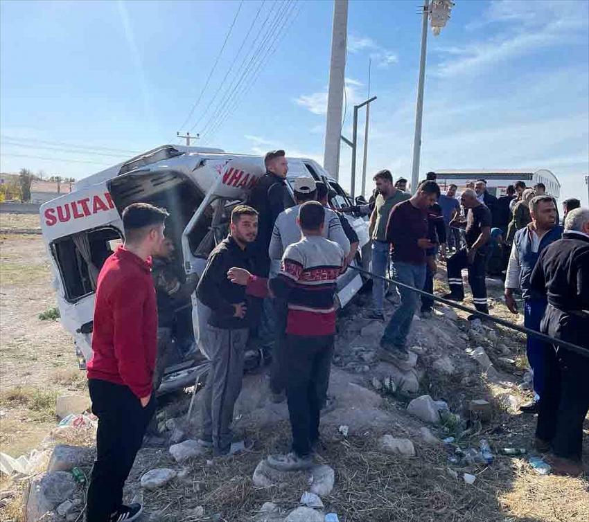  Aksaray'da pancar yüklü kamyon ile minibüsün çarpışması sonucu 4 kişi yaralandı