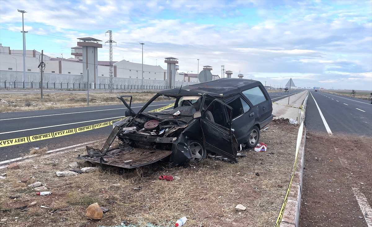 Aksaray Konya  yolunda  refüje çarpan otomobildeki kadın öldü