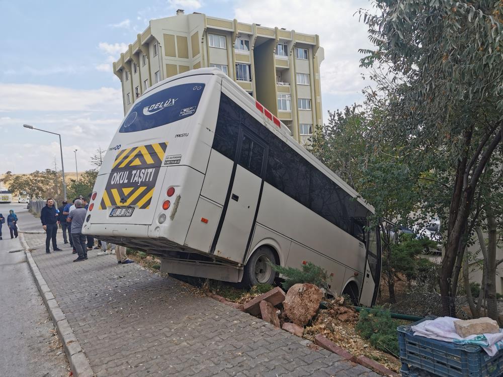 Aksaray'da Sürücü kalp krizi geçirdi, öğrenci servisi devrildi: 1 ölü