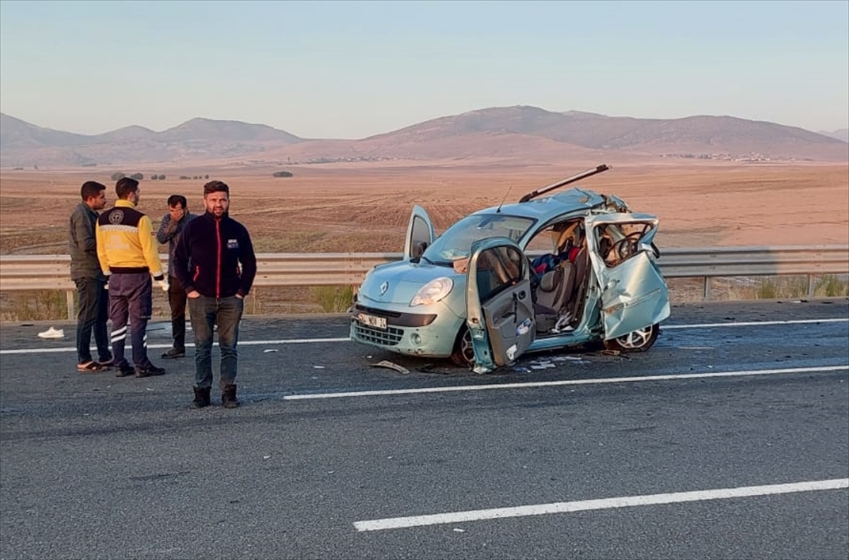 Aksaray'da tır ile hafif ticari aracın çarpıştığı kazada 1 kişi öldü, 2 kişi yaralandı