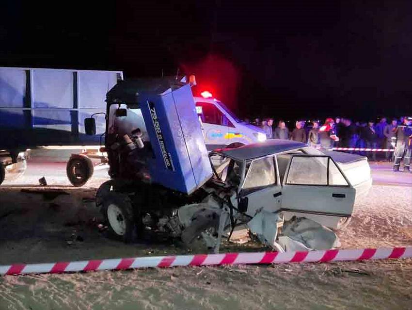 Aksaray'da traktöre çarpan otomobilin sürücüsü öldü