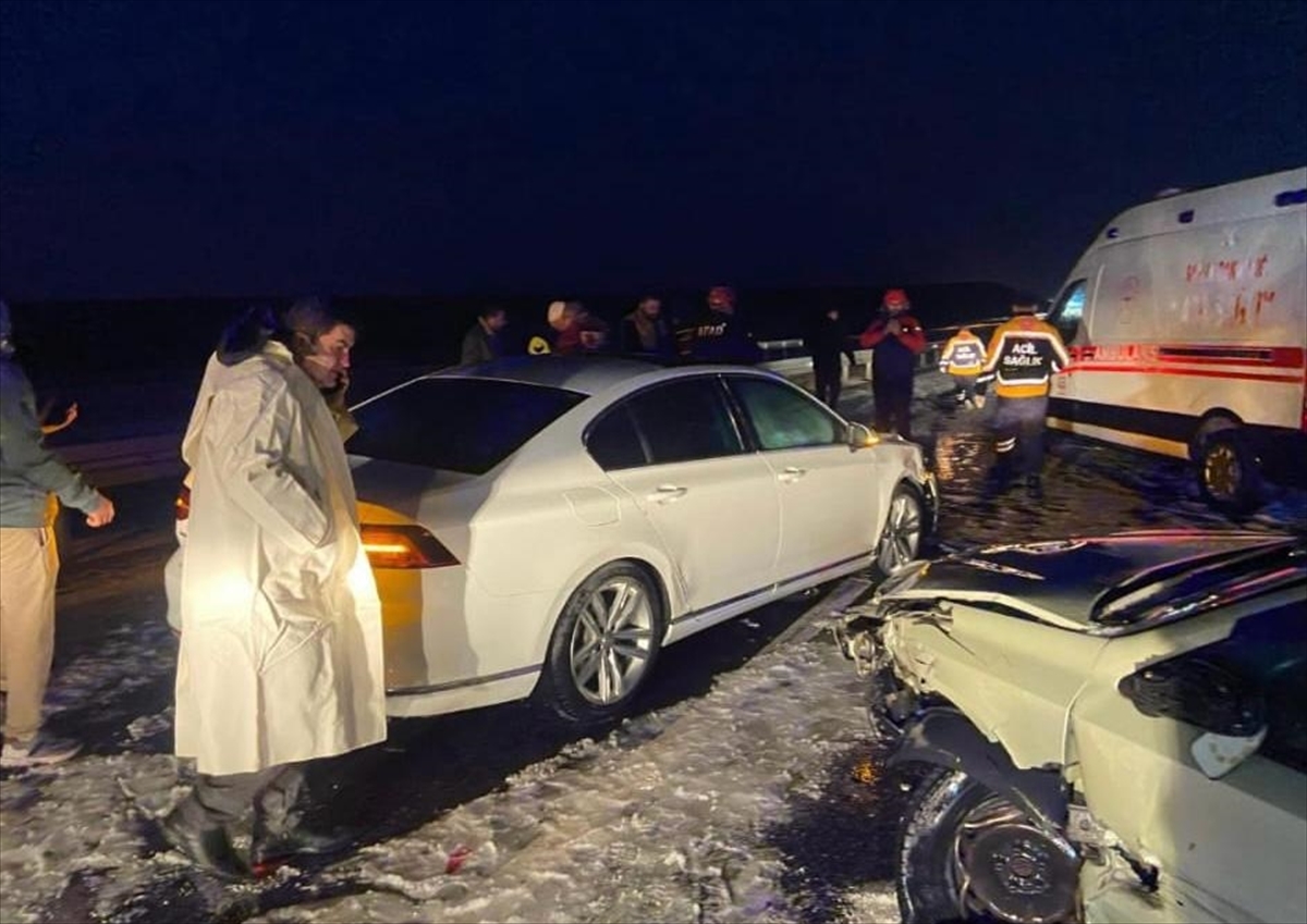 Aksaray'da zincirleme trafik kazasında 15 kişi yaralandı