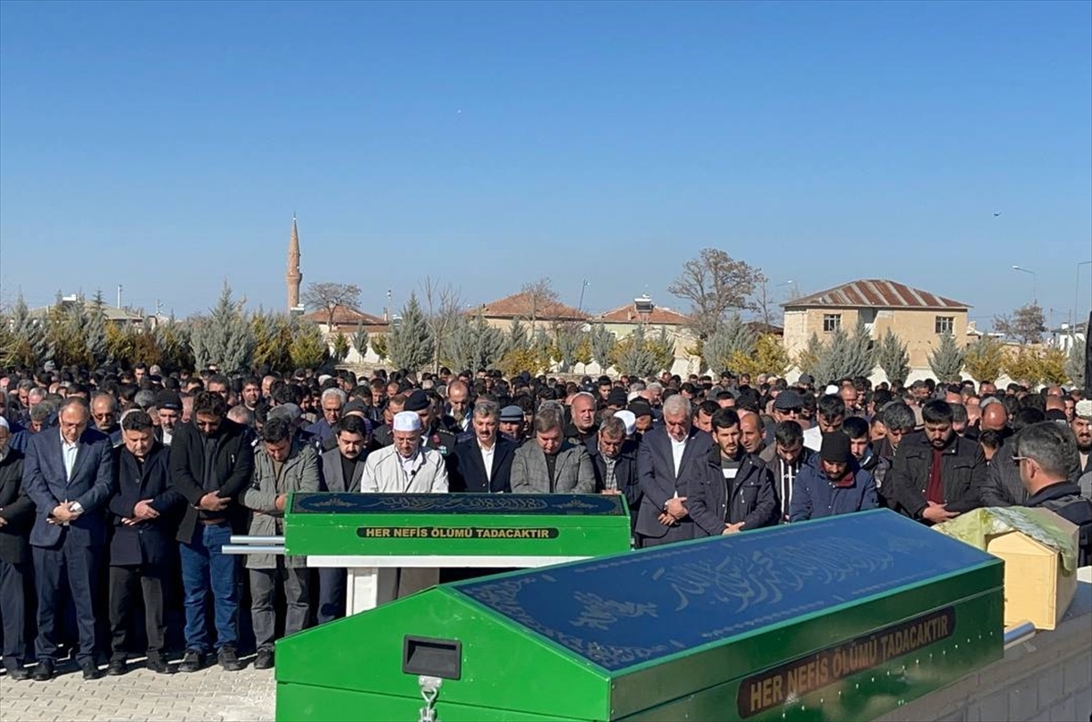 Aksaray'daki trafik kazasında hayatını kaybeden çift ile bebeklerinin cenazeleri defnedildi