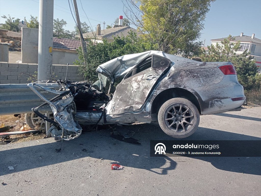 Aksaray Konya  yolunda  bariyerlere çarpan otomobilin sürücüsü öldü